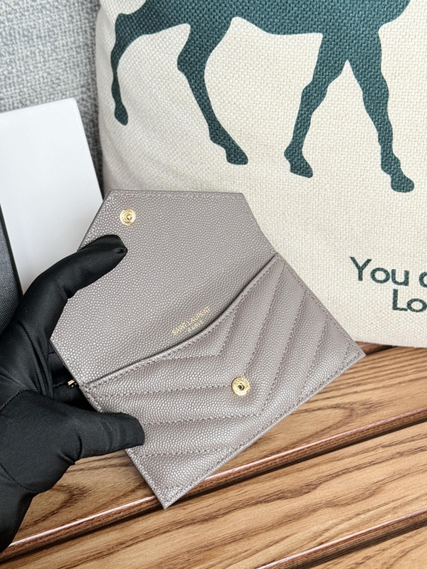 イヴサンローラン財布角部分ディテール